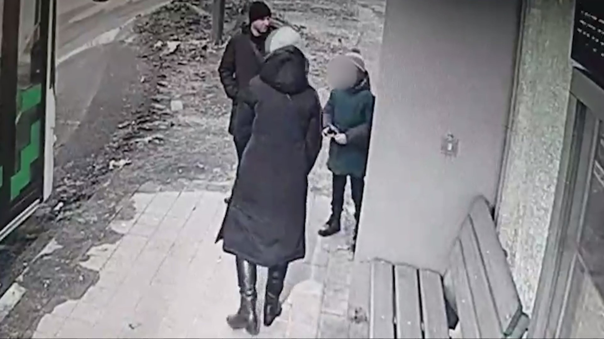 Несовершеннолетний вандал рогаткой разбил стекло на городской автобусной остановке Несовершеннолетний вандал рогаткой разбил стекло на городской автобусной остановке