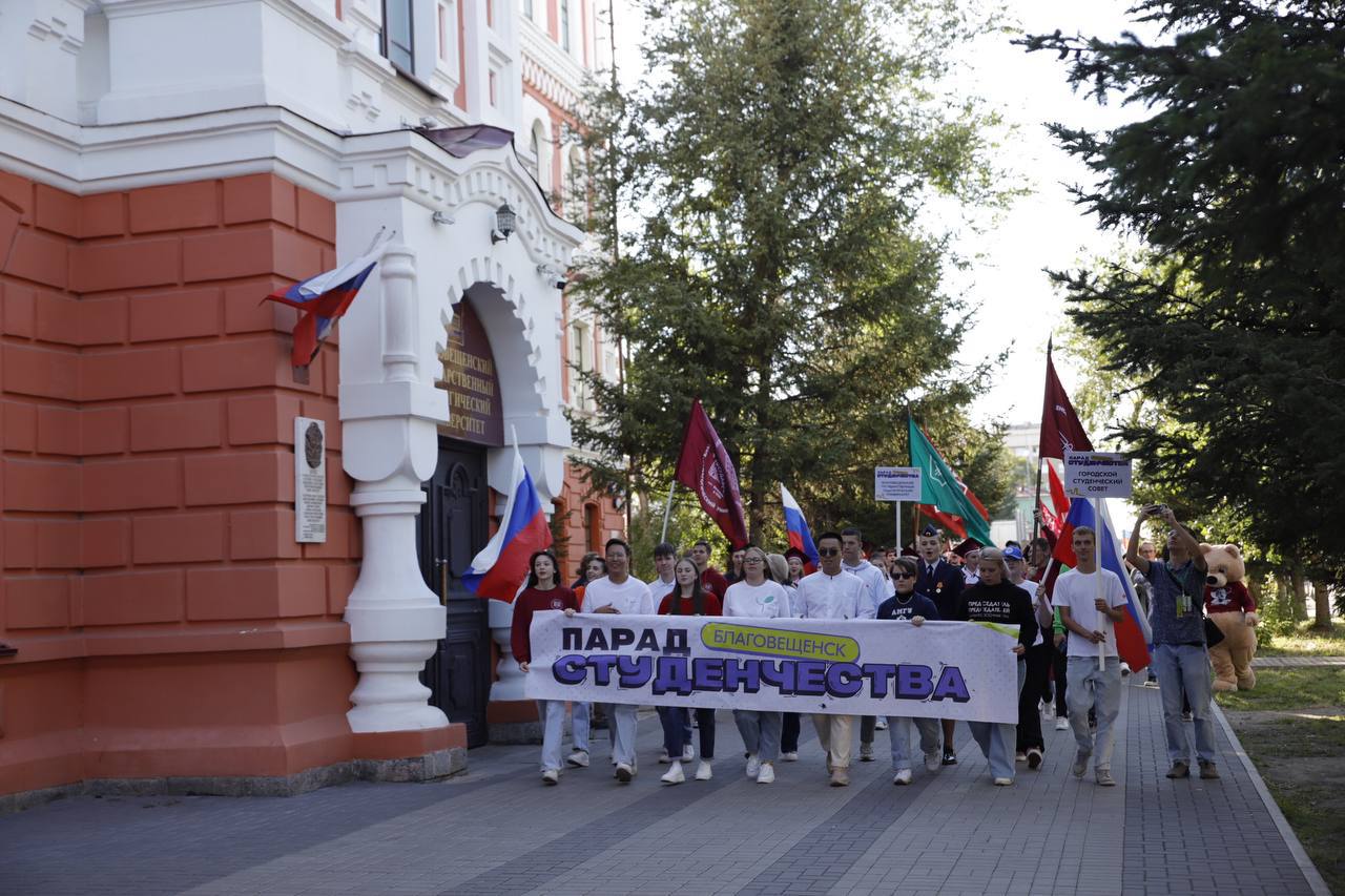 От Триумфальной арки до площади ОКЦ прошли благовещенские студенты 