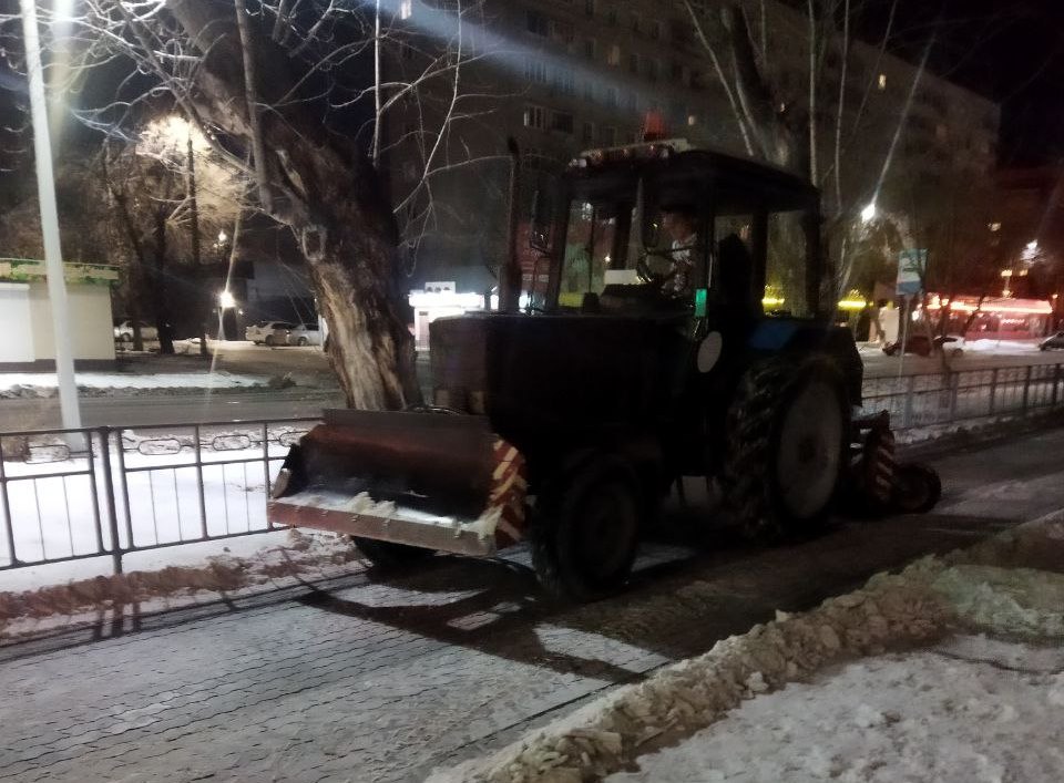 От снежного наката чистят дороги на «Тайване» в Благовещенске