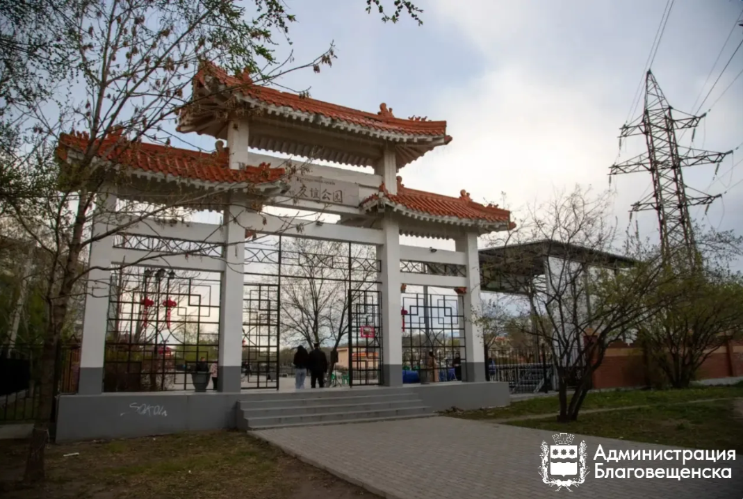 В Благовещенске обустраивают парковку в районе парка Дружбы