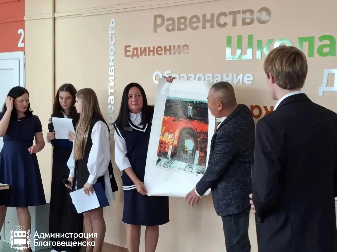 Благовещенской школе подарили 50 картин китайских художников