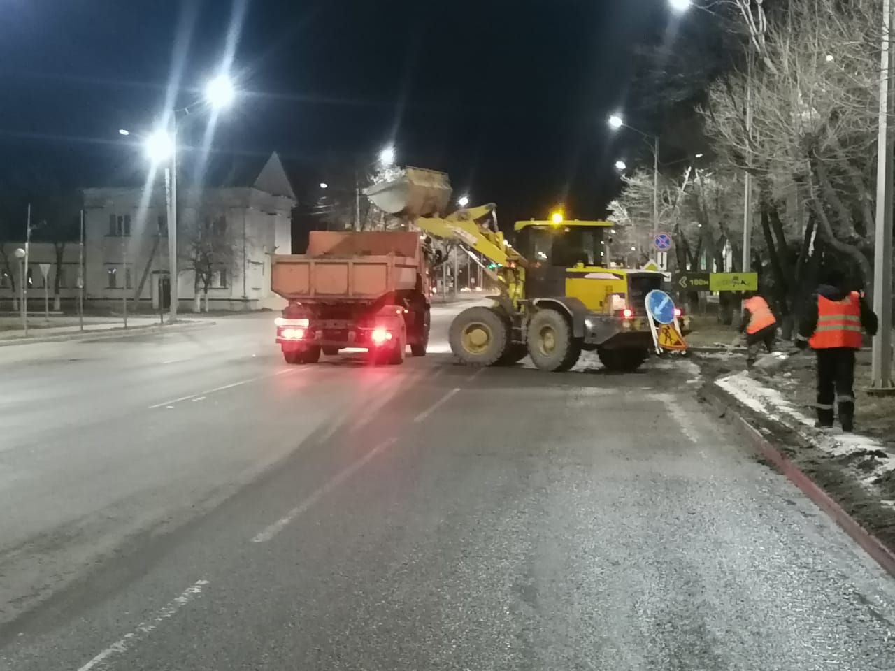Рабочие ГСТК профилируют и чистят от песка дороги