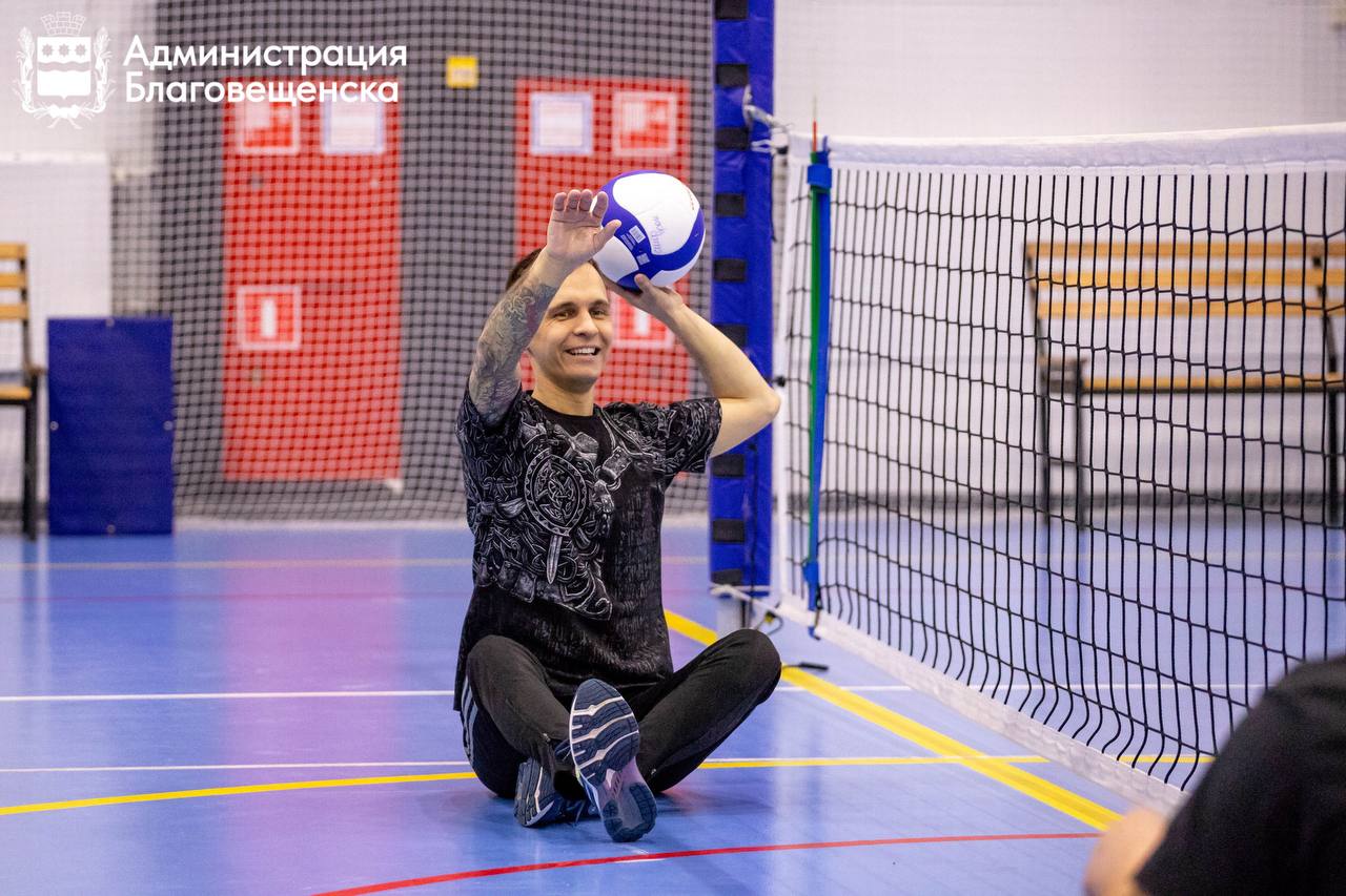 Благовещенские защитники Отечества осваивают волейбол 
