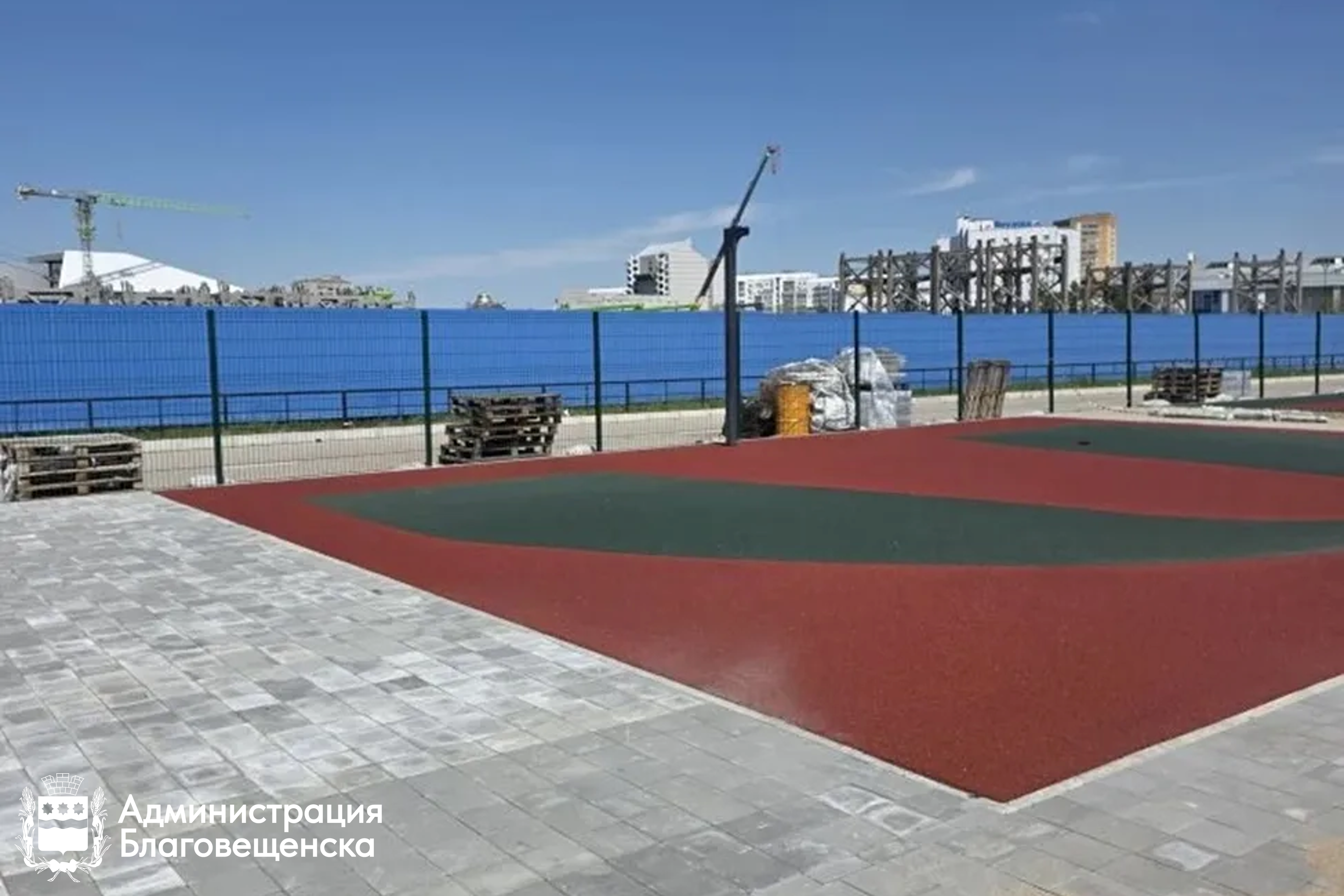 В Благовещенске завершается строительство комплекса спортивных площадок