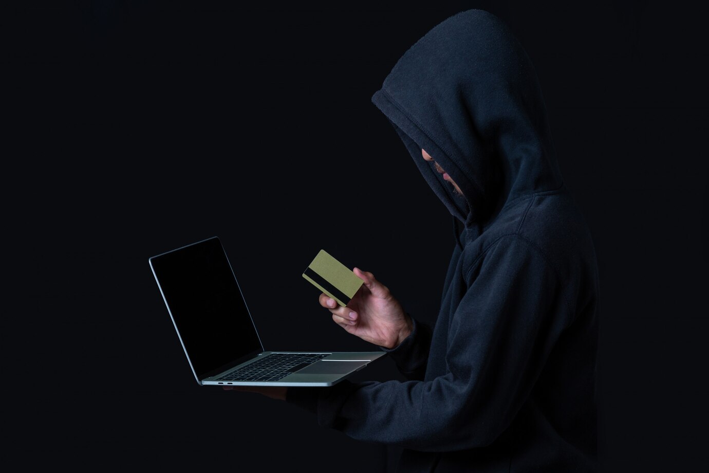 Аферисты вовлекают в преступные схемы молодежь и подростков, обещая безопасную и легальную работу 