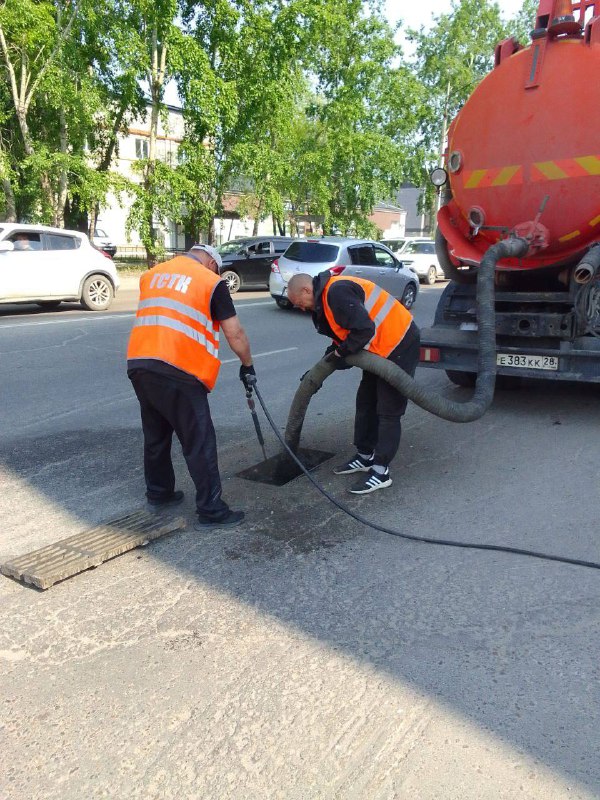 Благовещенские улицы становятся чище благодаря труду коммунальщиков Благовещенские улицы становятся чище благодаря труду коммунальщиков