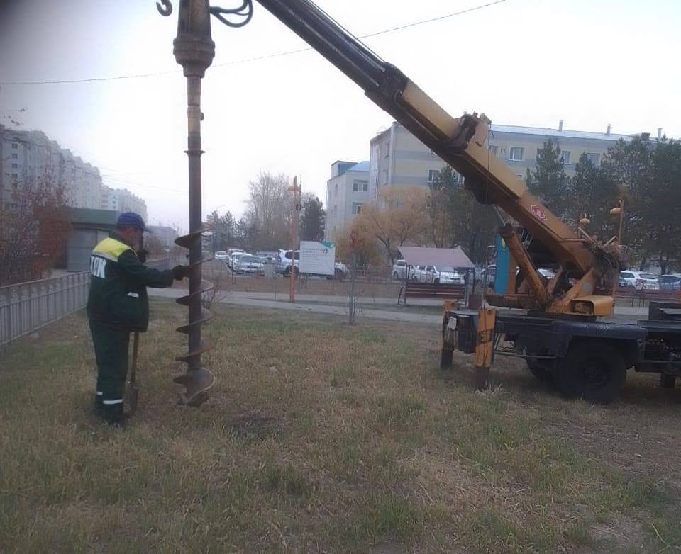 В сквере на улице Зелёной в Благовещенске готовят посадочные места для новых растений В сквере на улице Зелёной в Благовещенске готовят посадочные места для новых растений