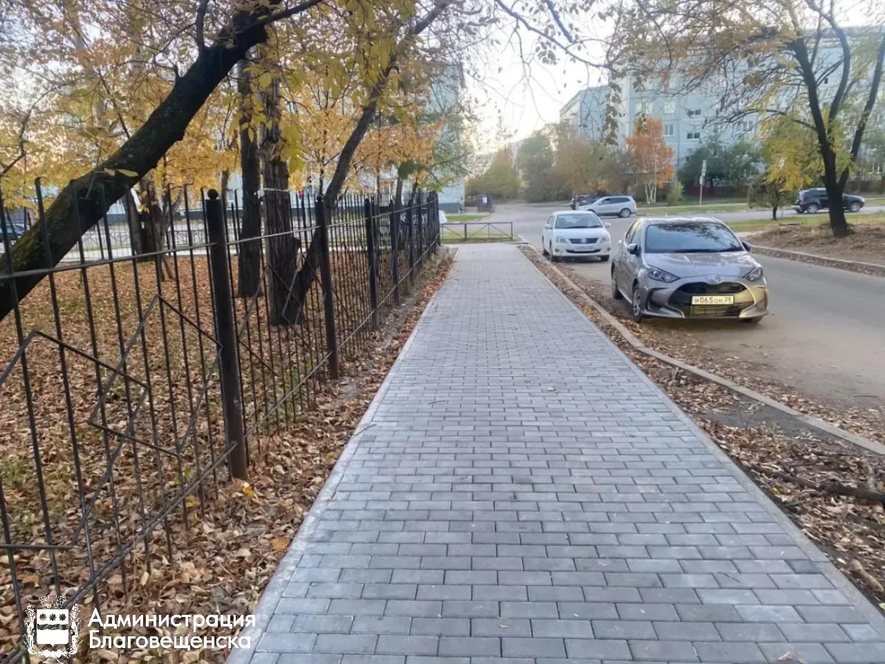 В Благовещенске обновили тротуар рядом с 1-м корпусом школы № 16