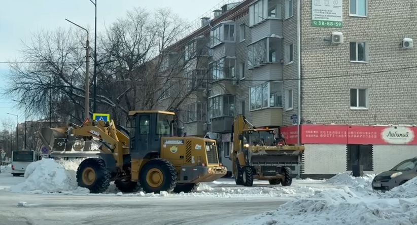 Полторы тысячи самосвалов снега: в Благовещенске продолжается круглосуточная борьба с последствиями ноябрьского циклона