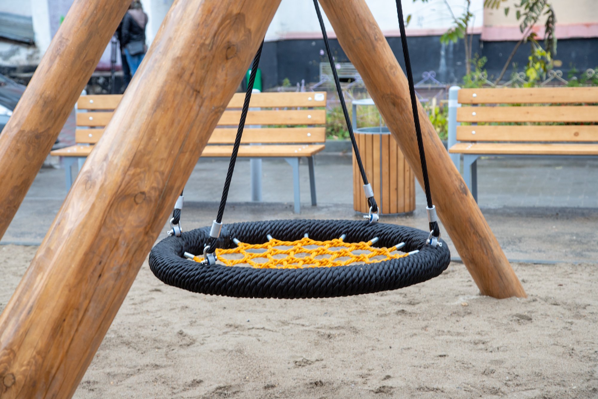 Детям - качели, бабушкам – скамьи: жители еще одного благовещенского двора довольны его преображением