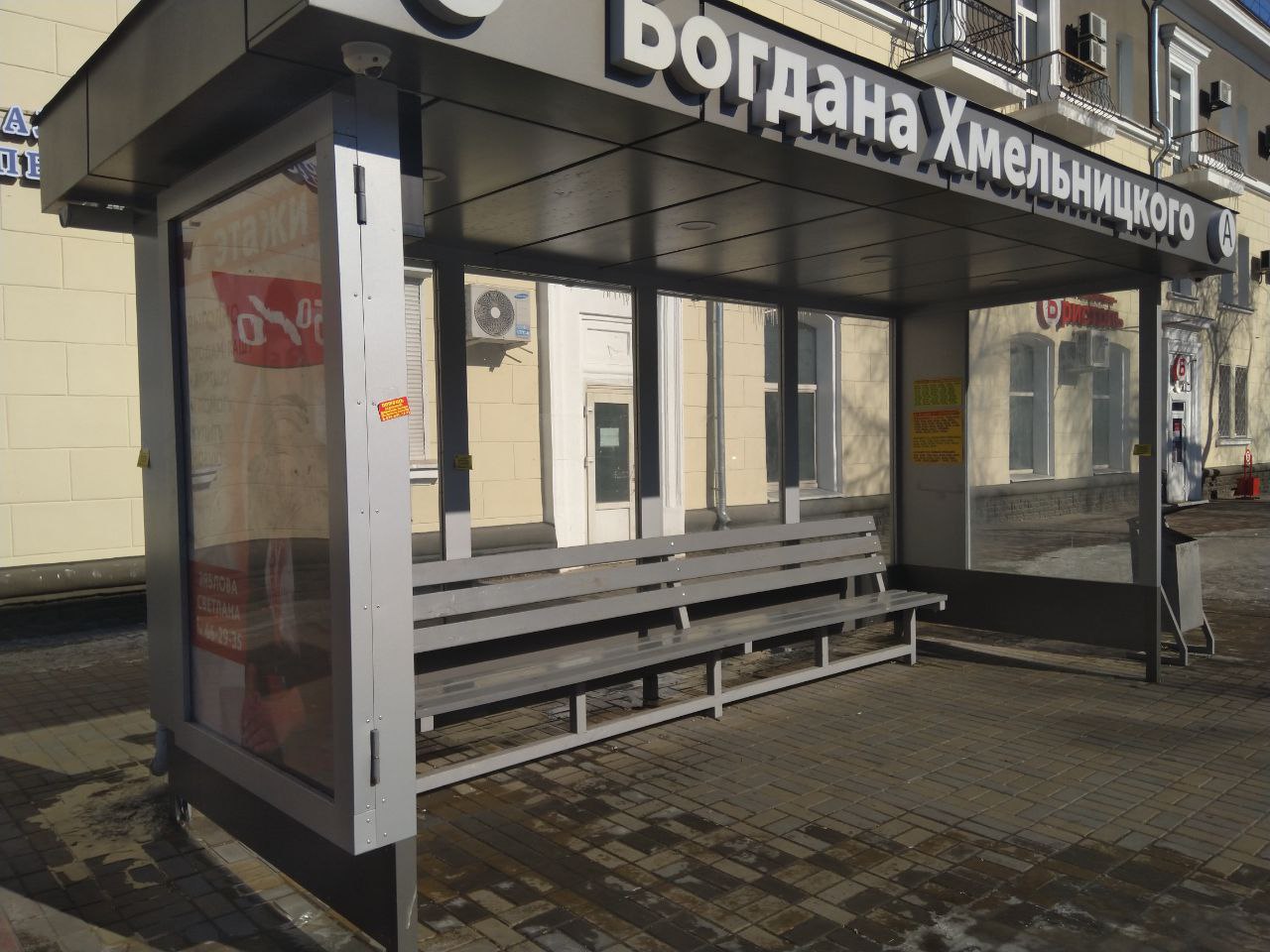 В Благовещенске вандалы испортили новые остановочные павильоны