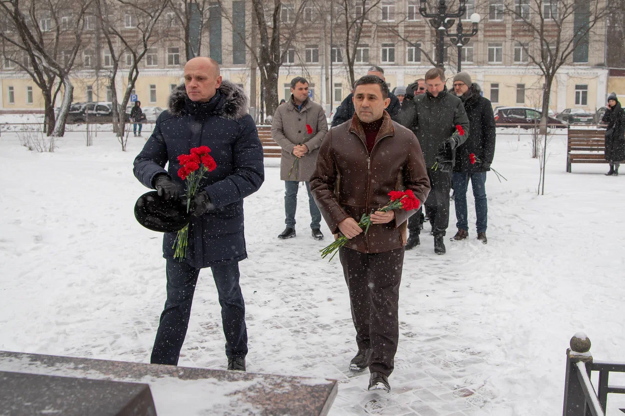 В преддверии Дня Героев Отечества в Благовещенске почтили память Героя Советского Союза Юрия Кузнецова В преддверии Дня Героев Отечества в Благовещенске почтили память Героя Советского Союза Юрия Кузнецова