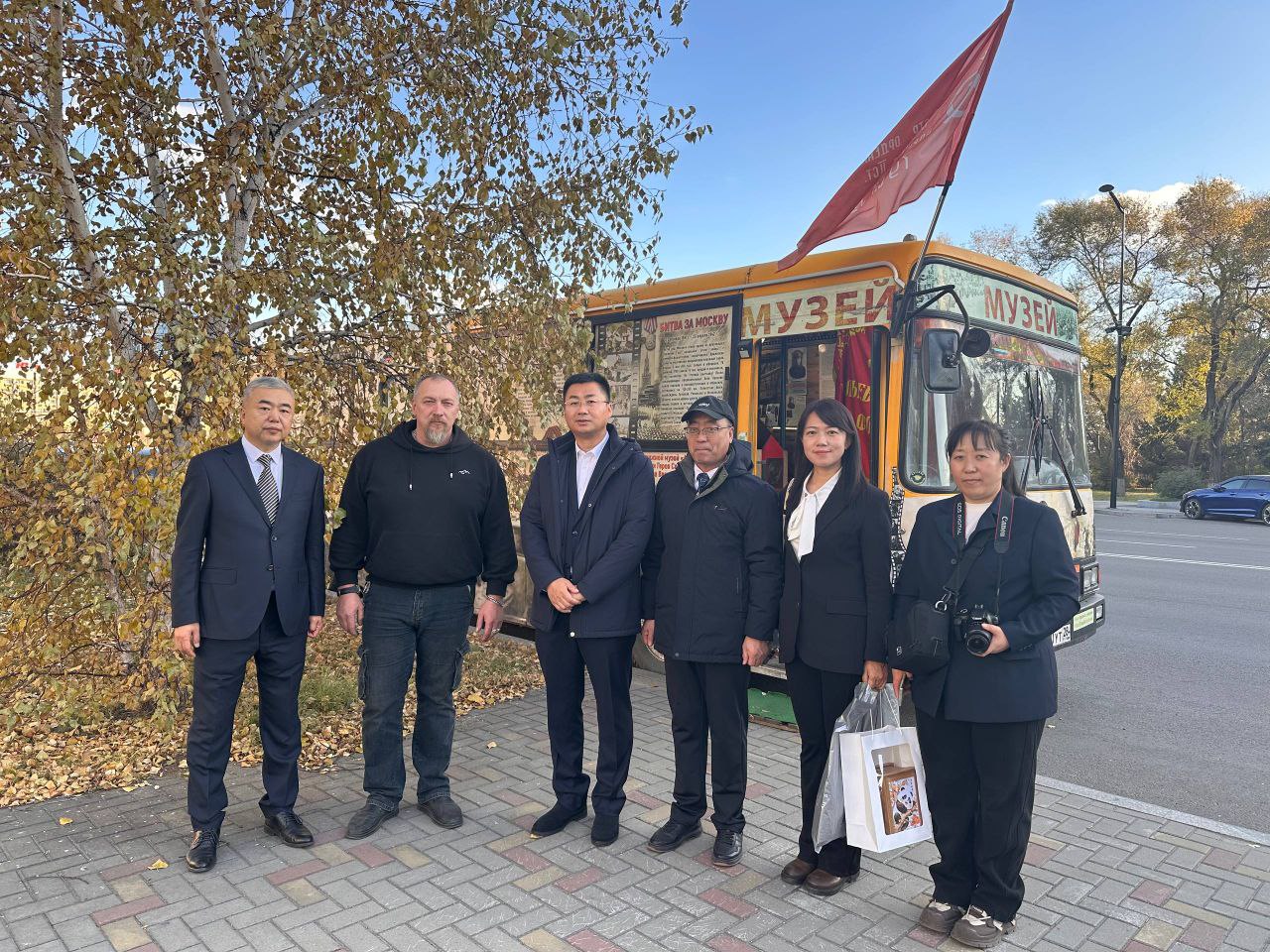 Две страны — одна история: уникальная международная экскурсия состоялась в «Автобусе Победы»