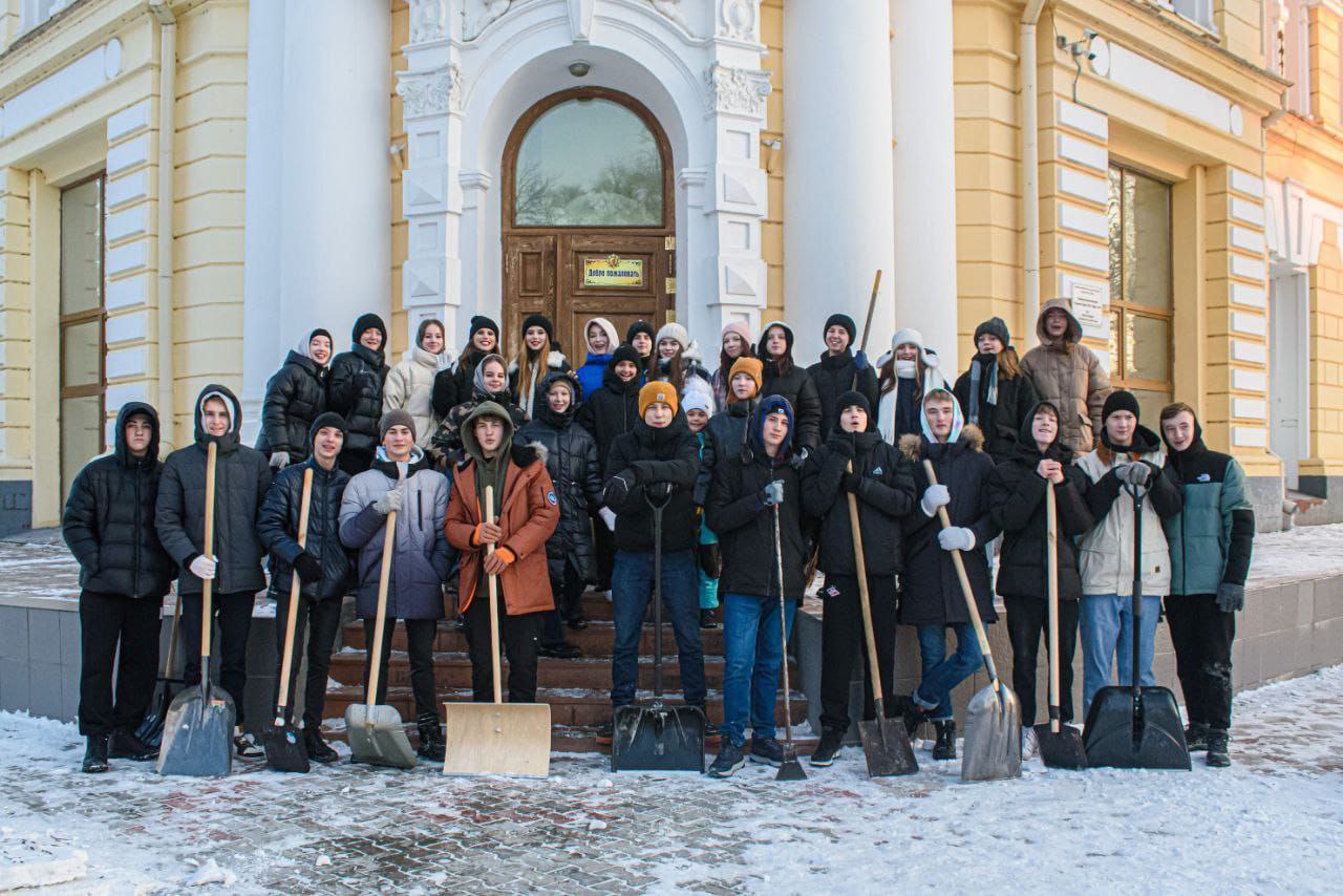 "Ровесники" присоединились к уборке снега