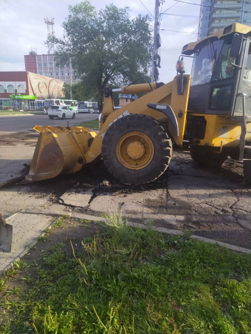 ГСТК ремонтирует дорогу и автобусную остановку