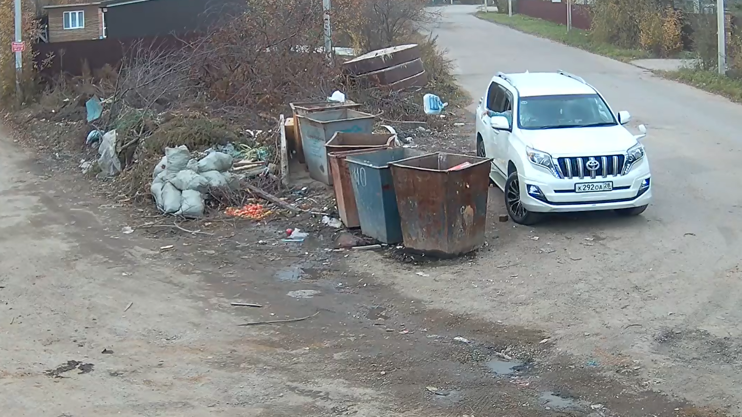 Опять мимо: благовещенские «баскетболисты» снова попали в фотоловушку у контейнерной площадки Опять мимо: благовещенские «баскетболисты» снова попали в фотоловушку у контейнерной площадки