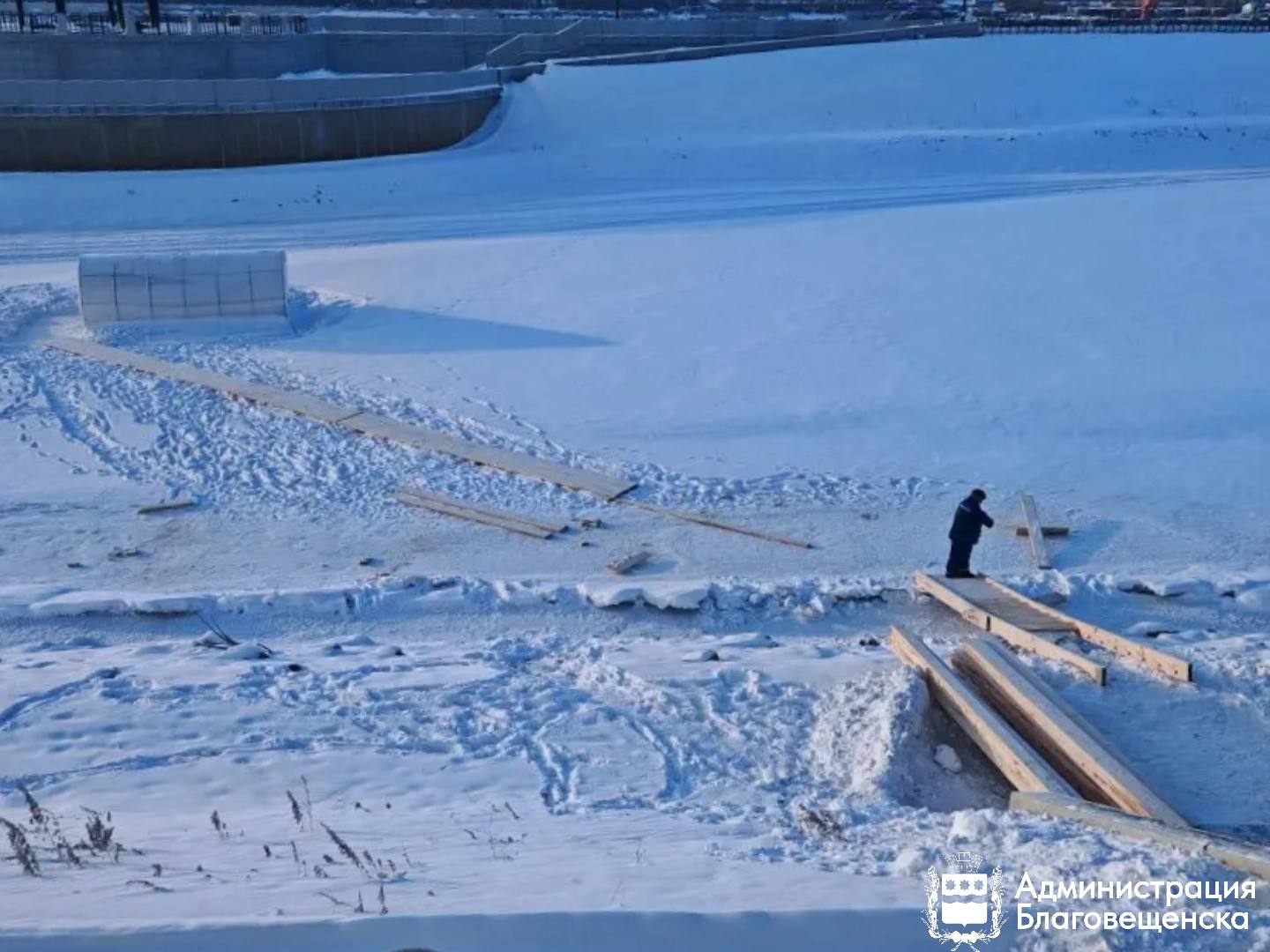 На пляже «Пограничный» оборудовали удобный спуск к купели