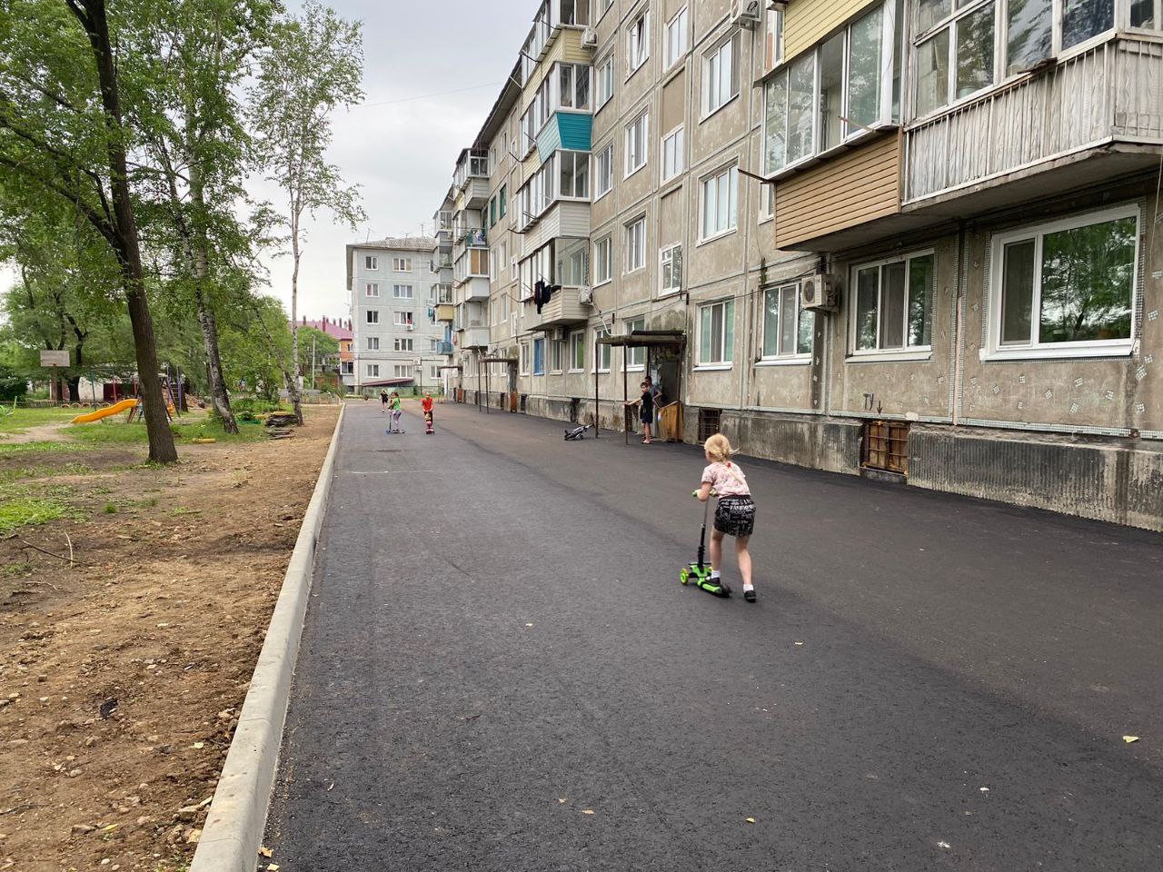 Два из пяти дворов по нацпроекту уже благоустроили в Благовещенске |  29.06.2023 | Благовещенск - БезФормата