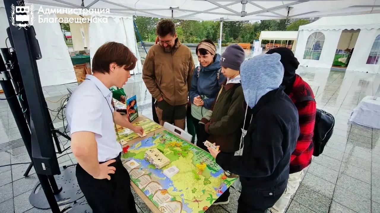 Благовещенцы играют в «Амурозаврию»: в библиотеке Чехова собрали семьи за настольной игрой