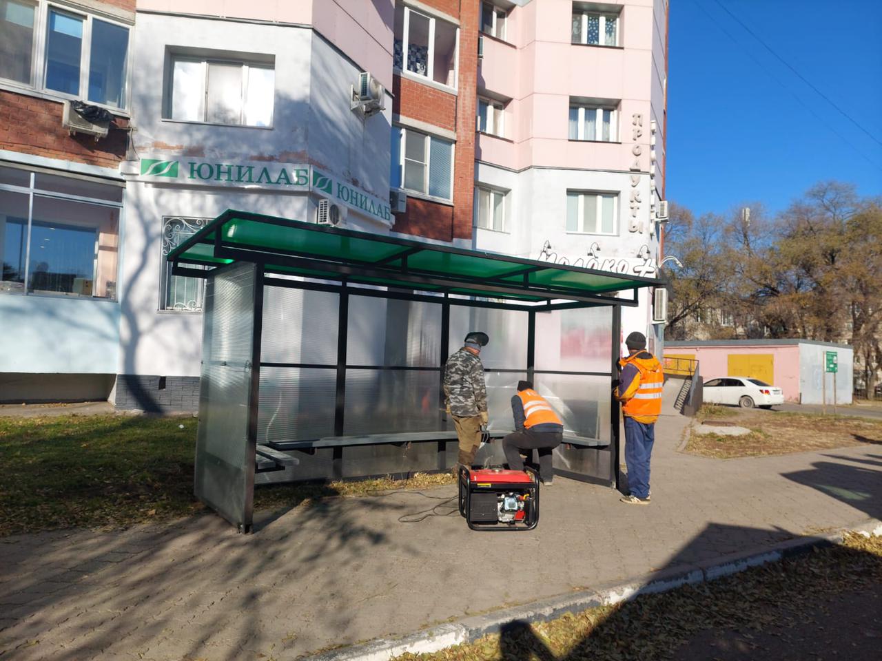 Парный остановочный пункт установили рабочие ГСТК возле 4 поликлиники