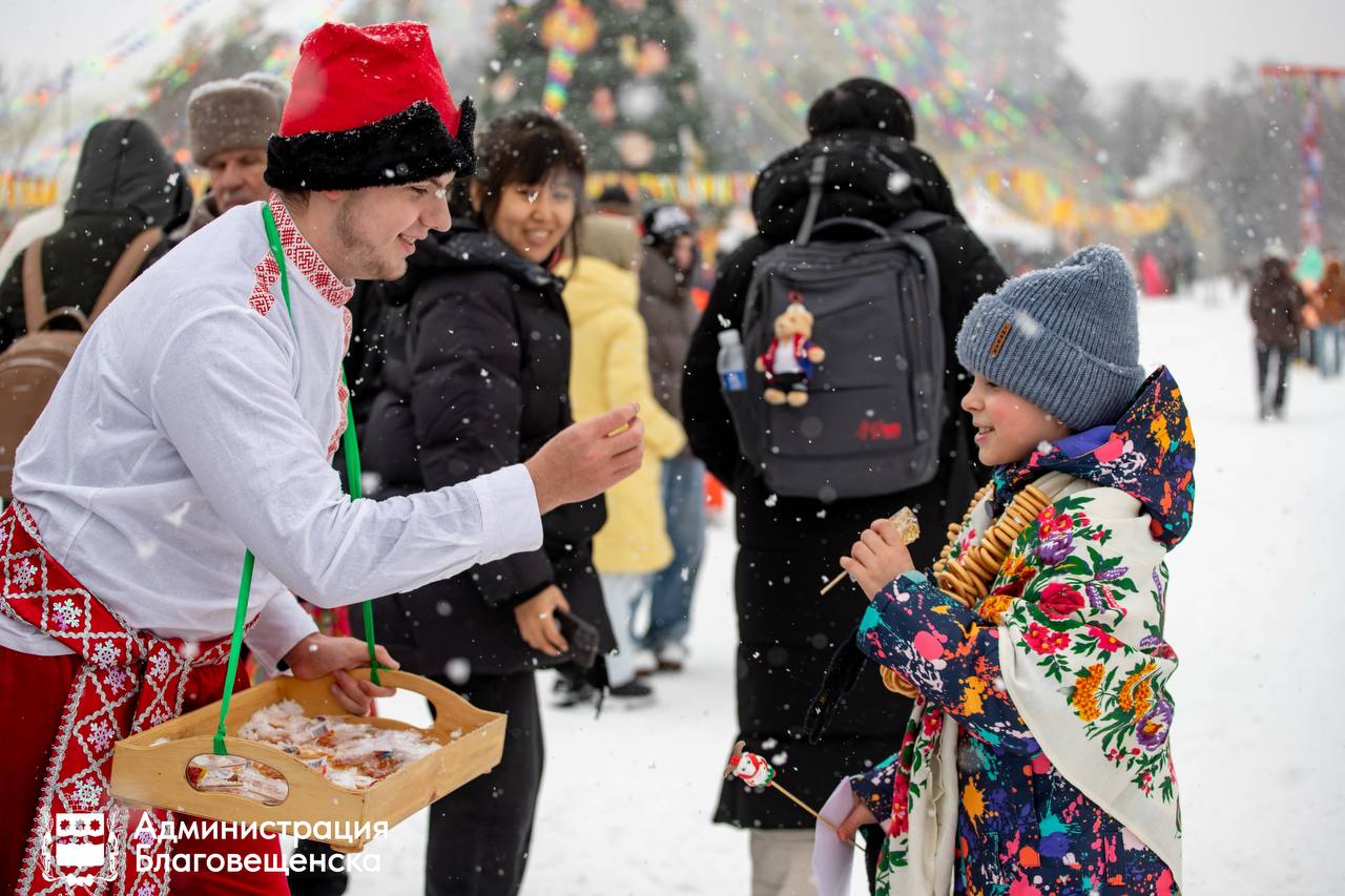 В Благовещенск ярко и шумно проводил зиму