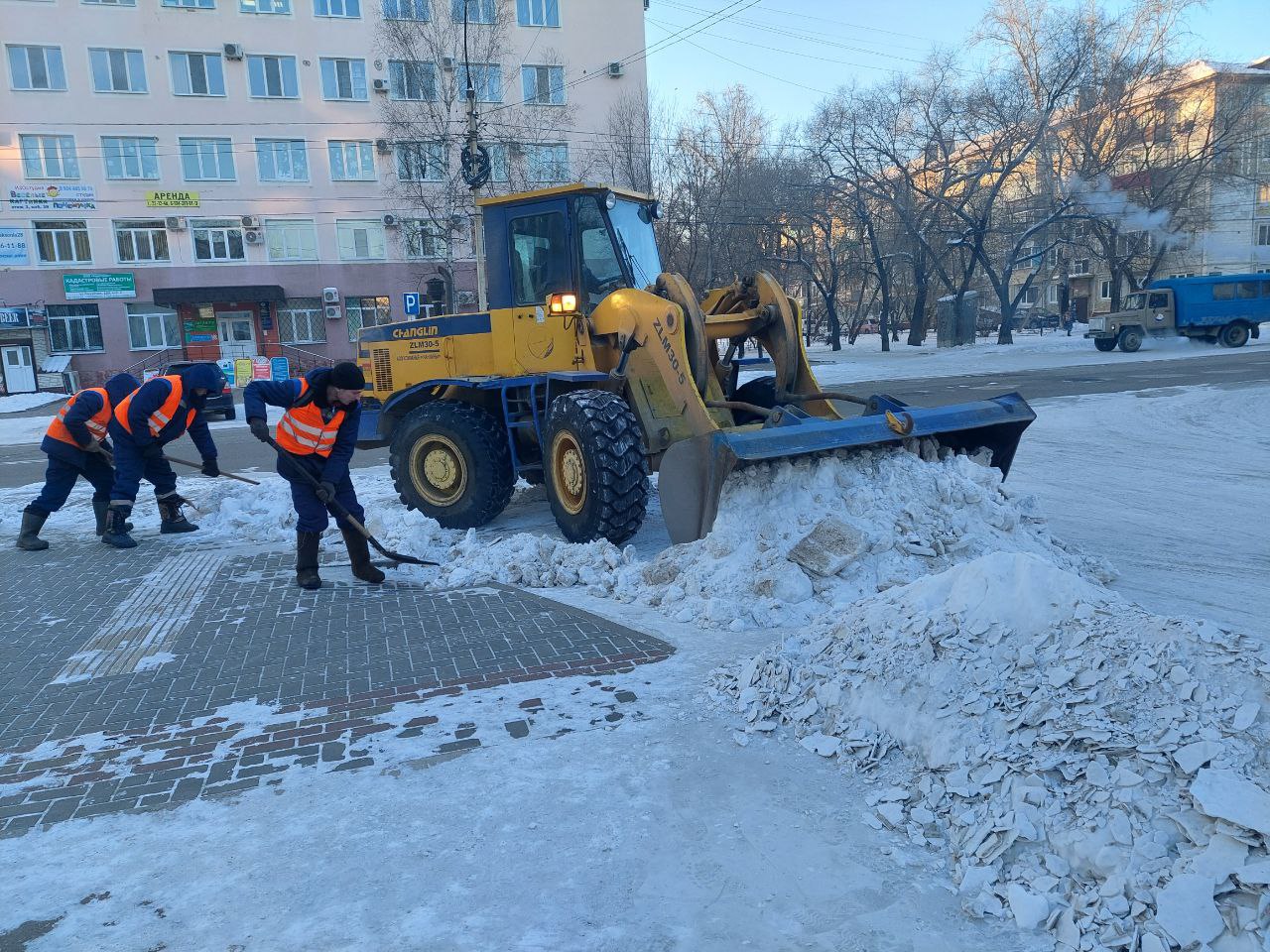 23 декабря рабочий. Очистка тротуаров от снега. Услуги по уборке снега. Машины для чистки снега в городе. Чистка от снега пешеходных переходов.