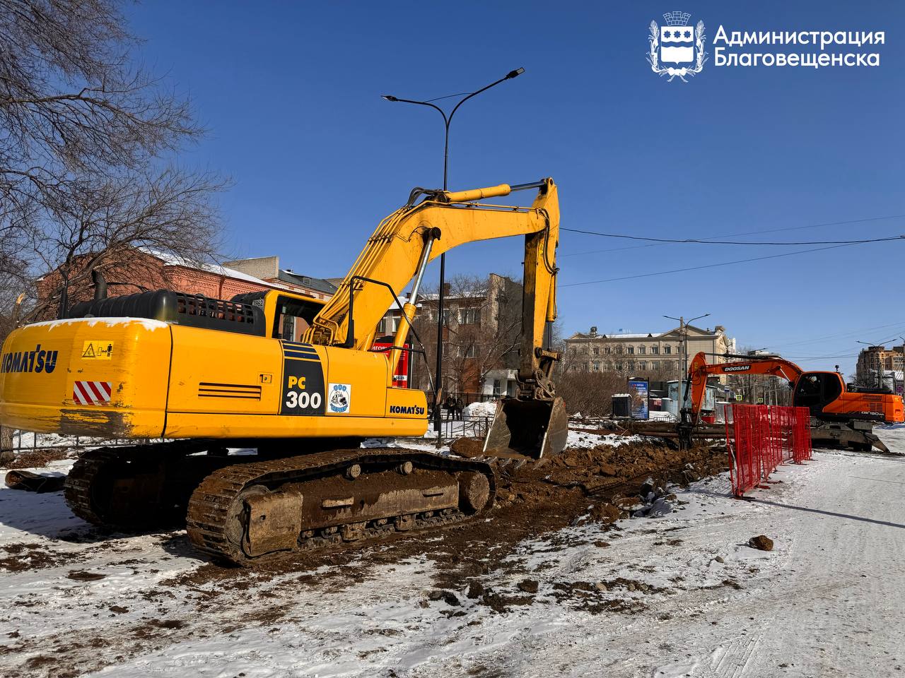 На улице Красноармейской начали укладывать новые водопроводные трубы