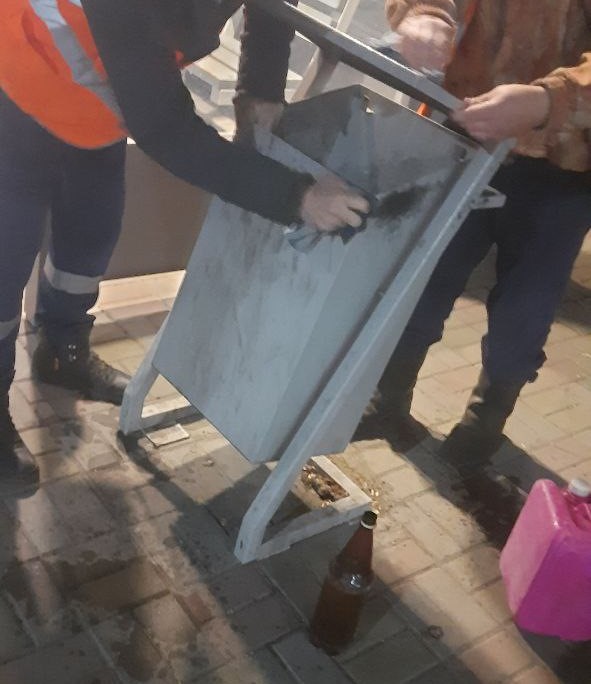 На одной из наиболее оживлённых магистралей амурской столицы ночью подмели тротуары На одной из наиболее оживлённых магистралей амурской столицы ночью подмели тротуары