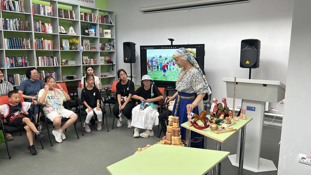 От русских узоров до китайских лотосов: чем занимались российские и китайские художники во время недели обменов