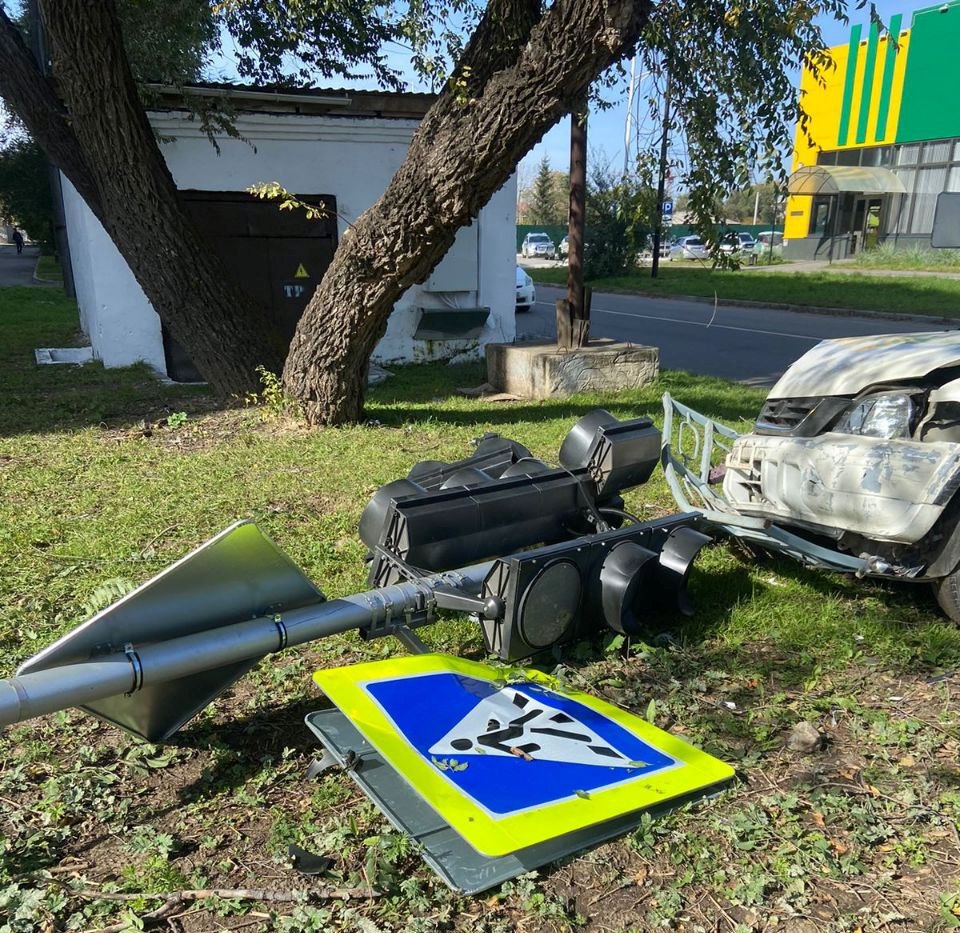 В Благовещенске в ДТП пострадал новый светофор | 03.10.2023 | Благовещенск  - БезФормата