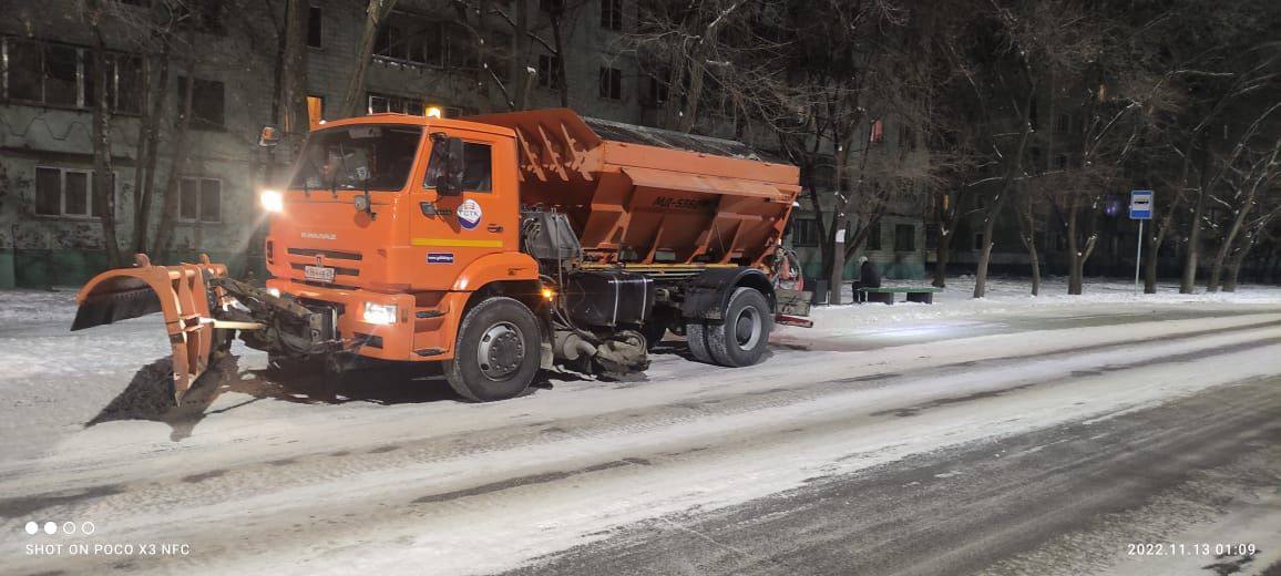 Рабочие ГСТК продолжают очищать Благовещенск от снега