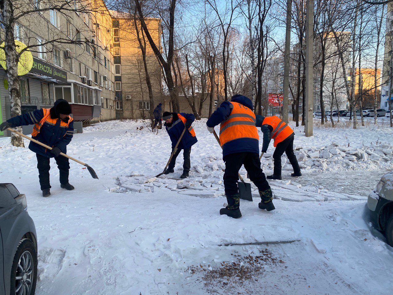 Рабочие ГСТК чистят тротуары по Ленина, Горького и Зейской 