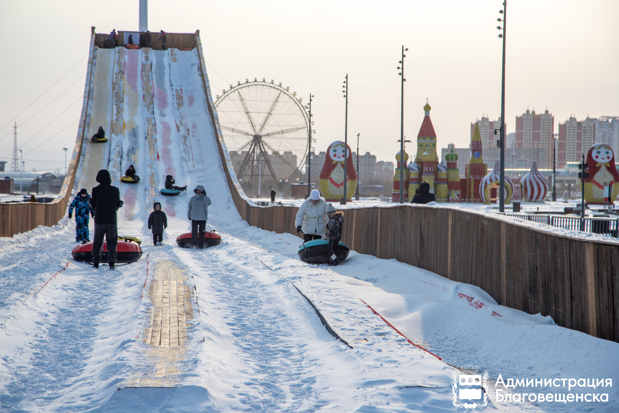 В Благовещенске демонтируют новогодние украшения и тюбинговую горку