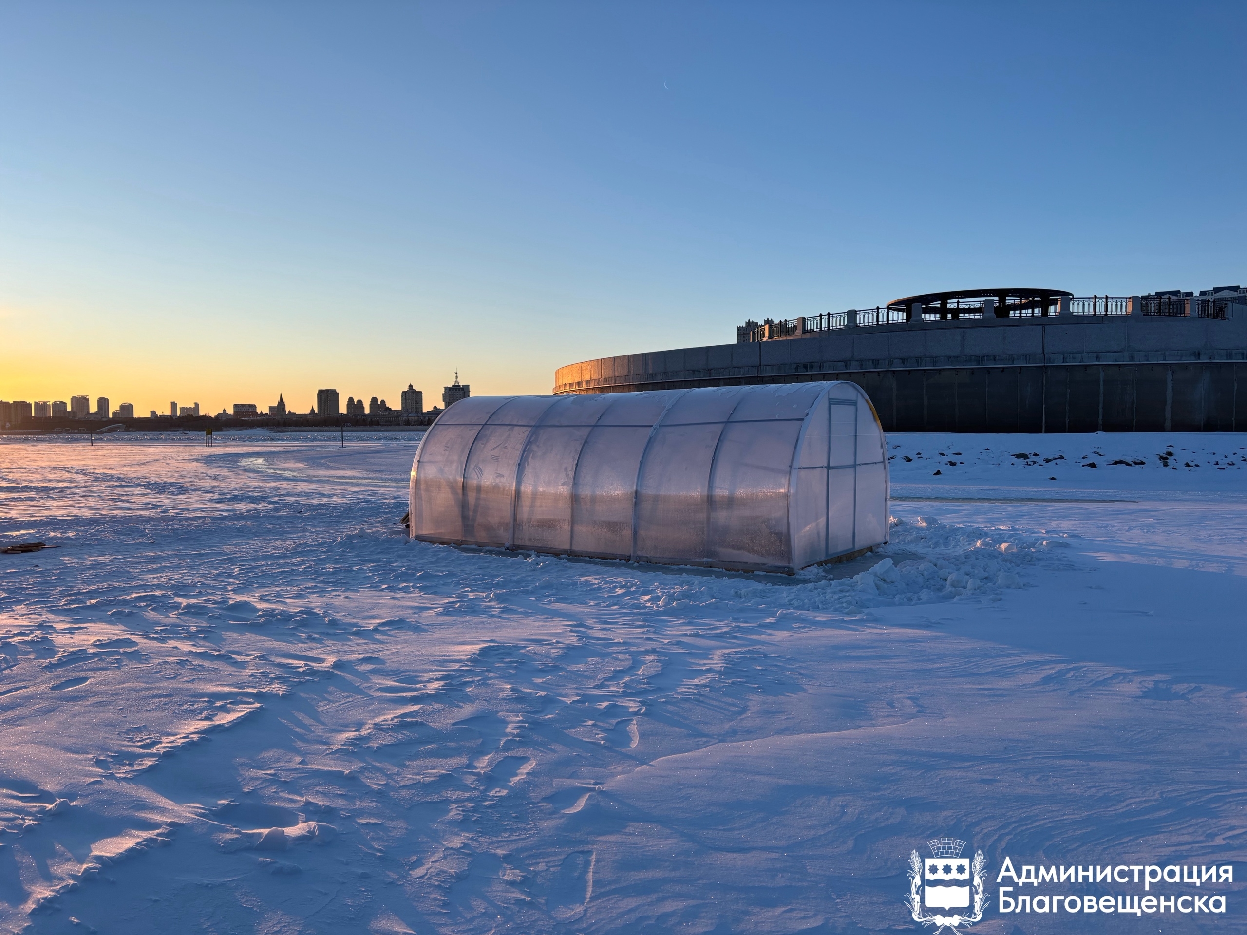 Окунуться в зиму: на благовещенском пляже «Пограничный» прорубили купель