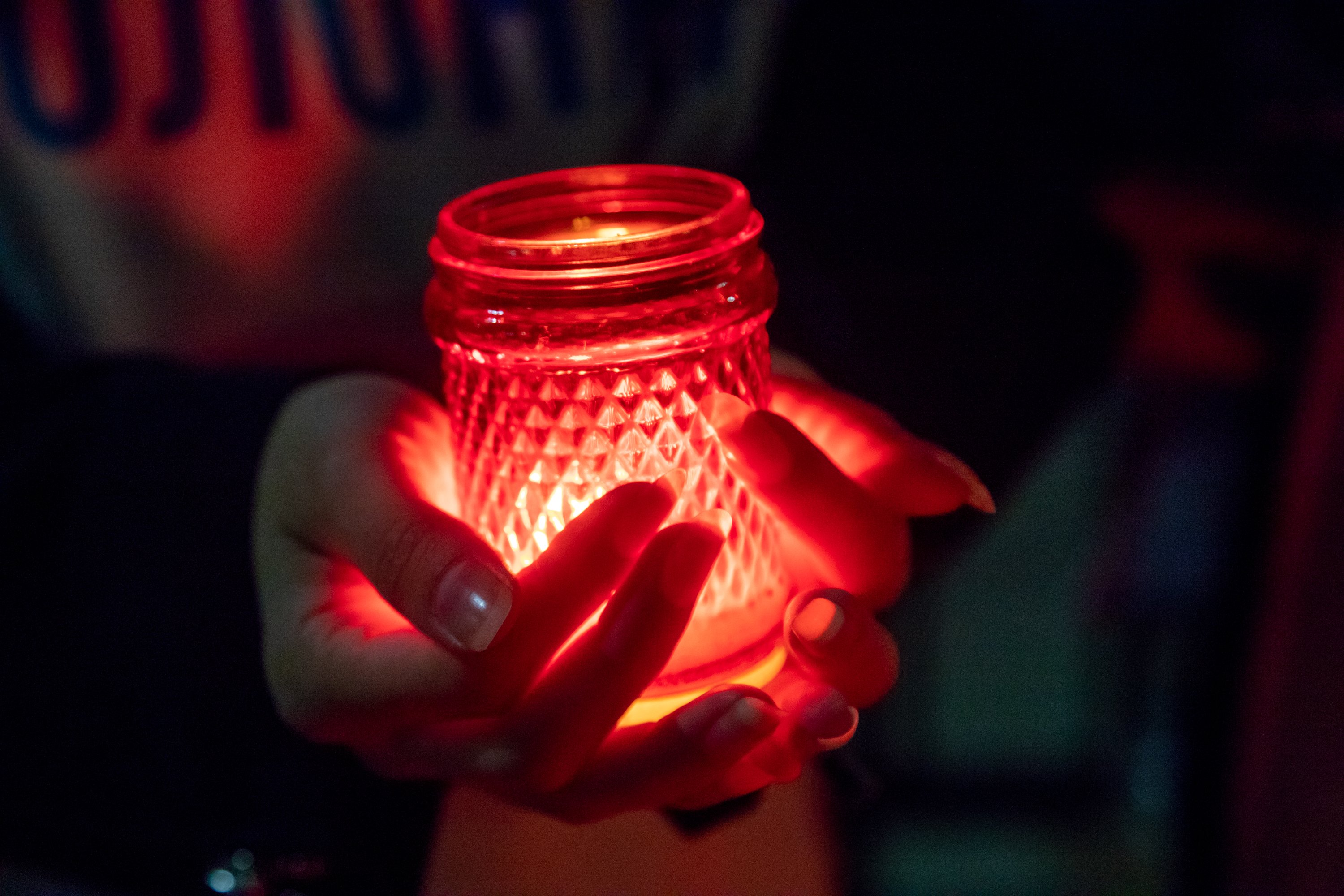 Более 400 благовещенцев на набережной Амура зажгли свечи в память о жертвах всех терактов