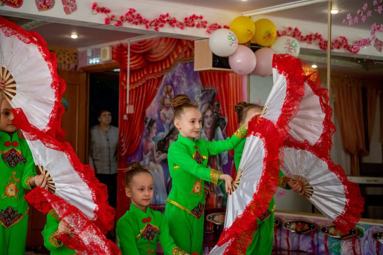 Впечатляющий праздник драконьих лодок в Хэйхэ: благовещенцев ждут угощения, мастер-классы и запуск бумажных корабликов