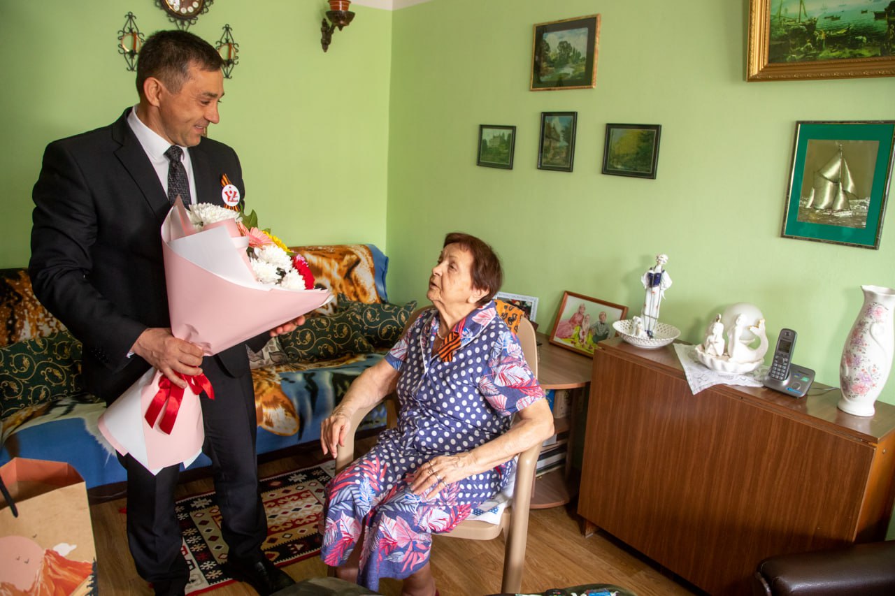 Мэр Благовещенска Олег Имамеев поздравил с наступающим Днем Победы Клару Верисоцкую Мэр Благовещенска Олег Имамеев поздравил с наступающим Днем Победы Клару Верисоцкую