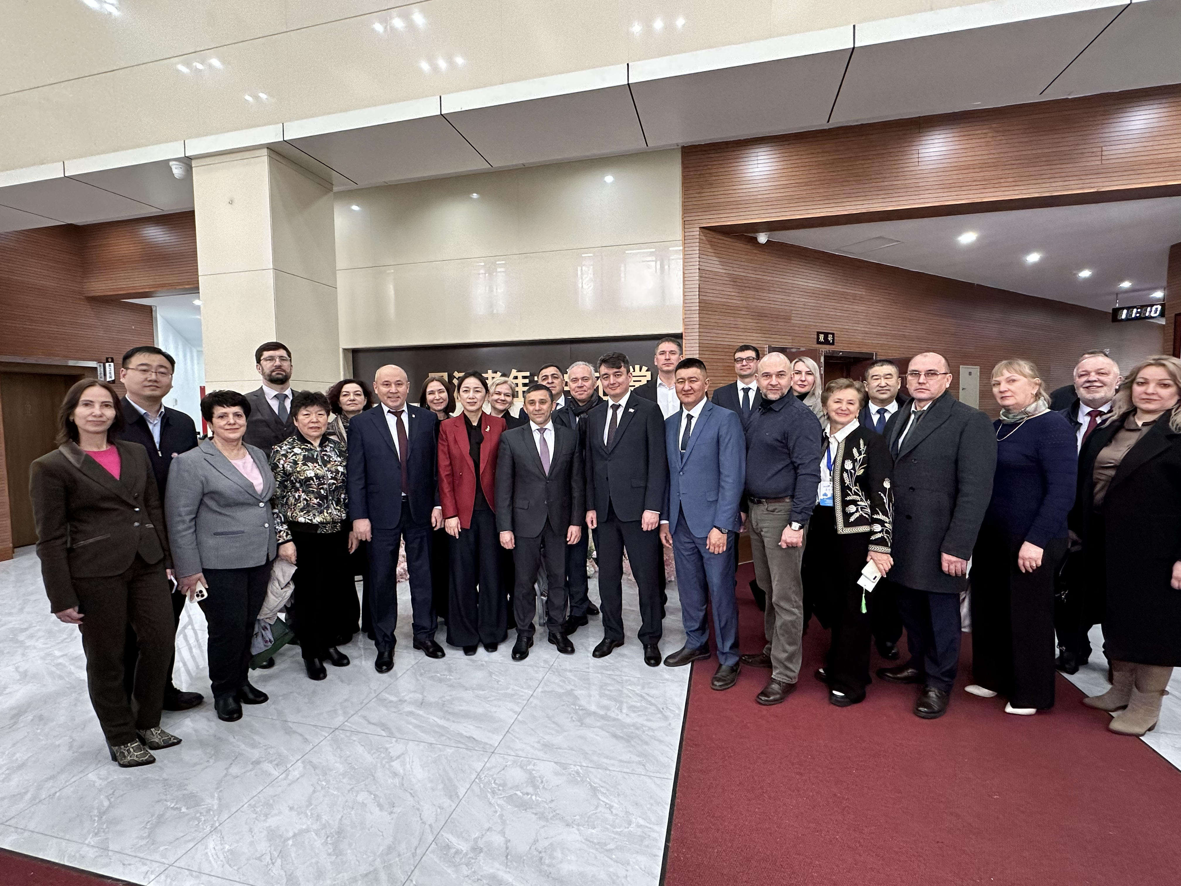 Университет пожилого человека и городская библиотека: российская делегация познакомилась с практиками, которые реализуют в Хэйхэ Университет пожилого человека и городская библиотека: российская делегация познакомилась с практиками, которые реализуют в Хэйхэ