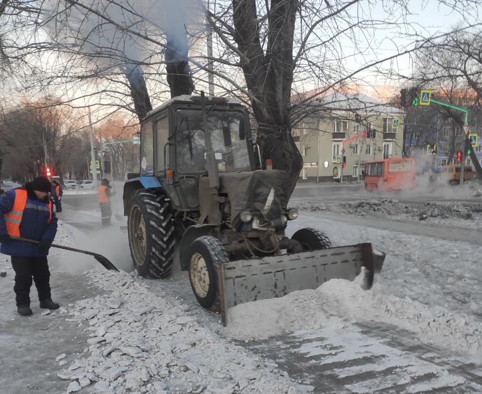 Тротуары и остановки приводит в порядок ГСТК в Благовещенске Тротуары и остановки приводит в порядок ГСТК в Благовещенске