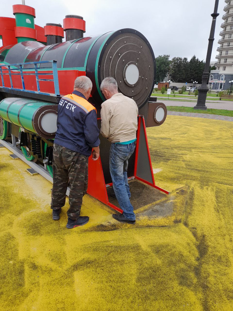 ГСТК реанимировали паровозик на детской площадке на набережной Амура 
