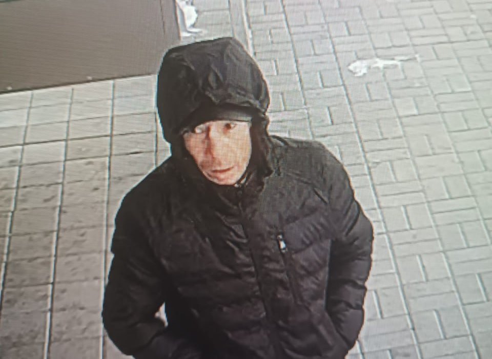 Не опять, а снова: в Благовещенске расклейщик испортил остановку