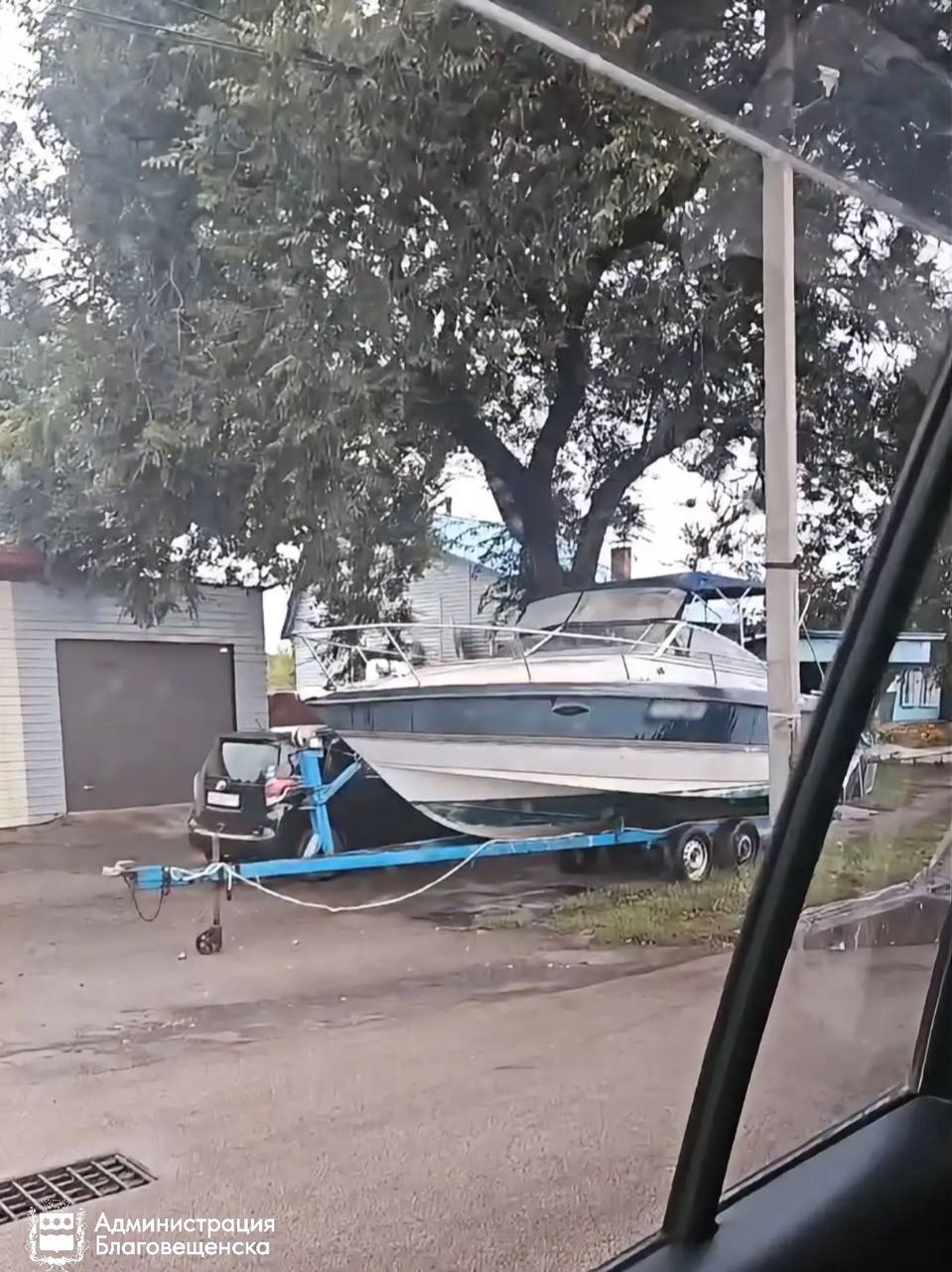 Необычный нарушитель в Благовещенске: мужчина решил припарковать на городском газоне лодку