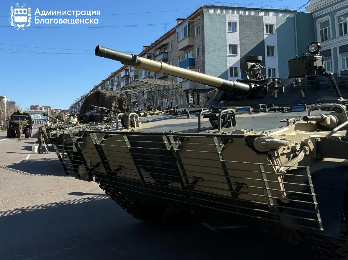Музей под открытым небом: выставка военной техники в центре города 