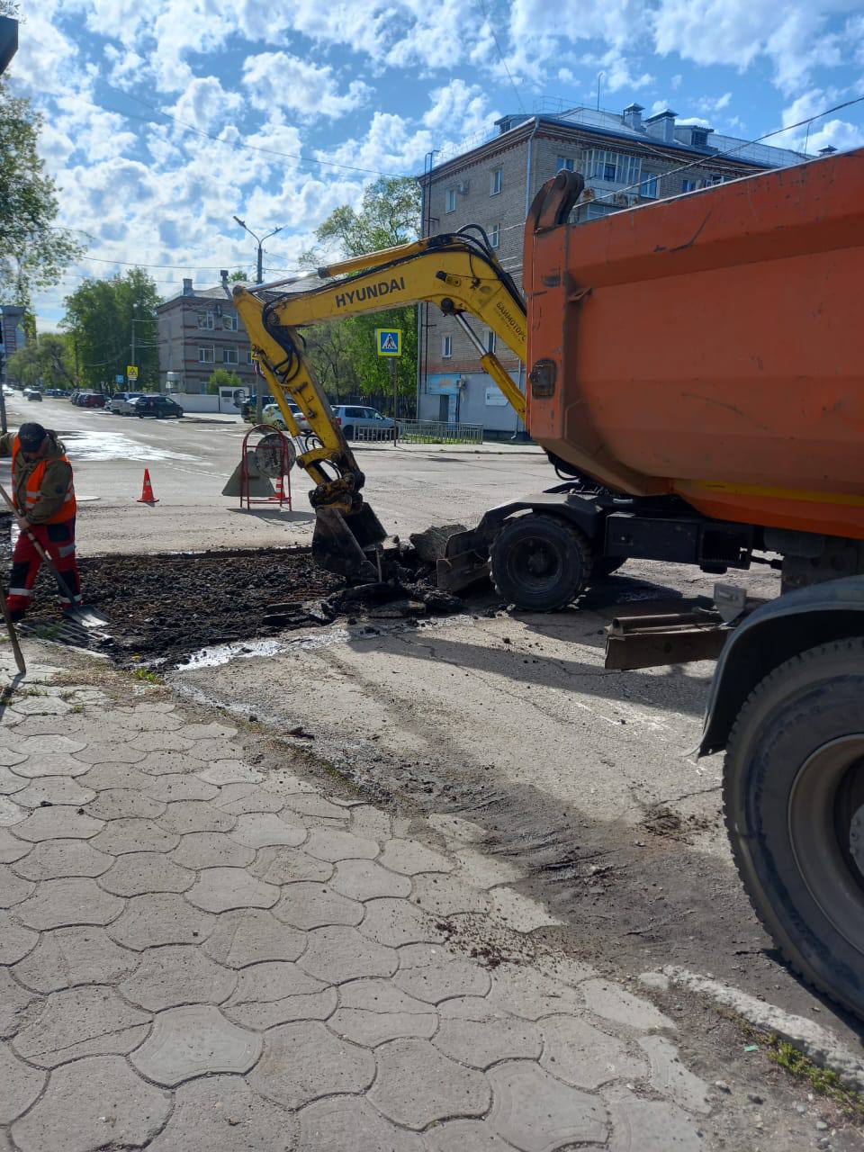 Сегодня в Благовещенске проводят ямочный ремонт на двух участках дорог
