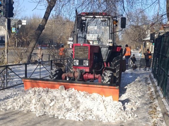200 тонн противогололедных материалов и 45 километров очищенных дорог: ГСТК избавляет Благовещенск от последствий снегопада 