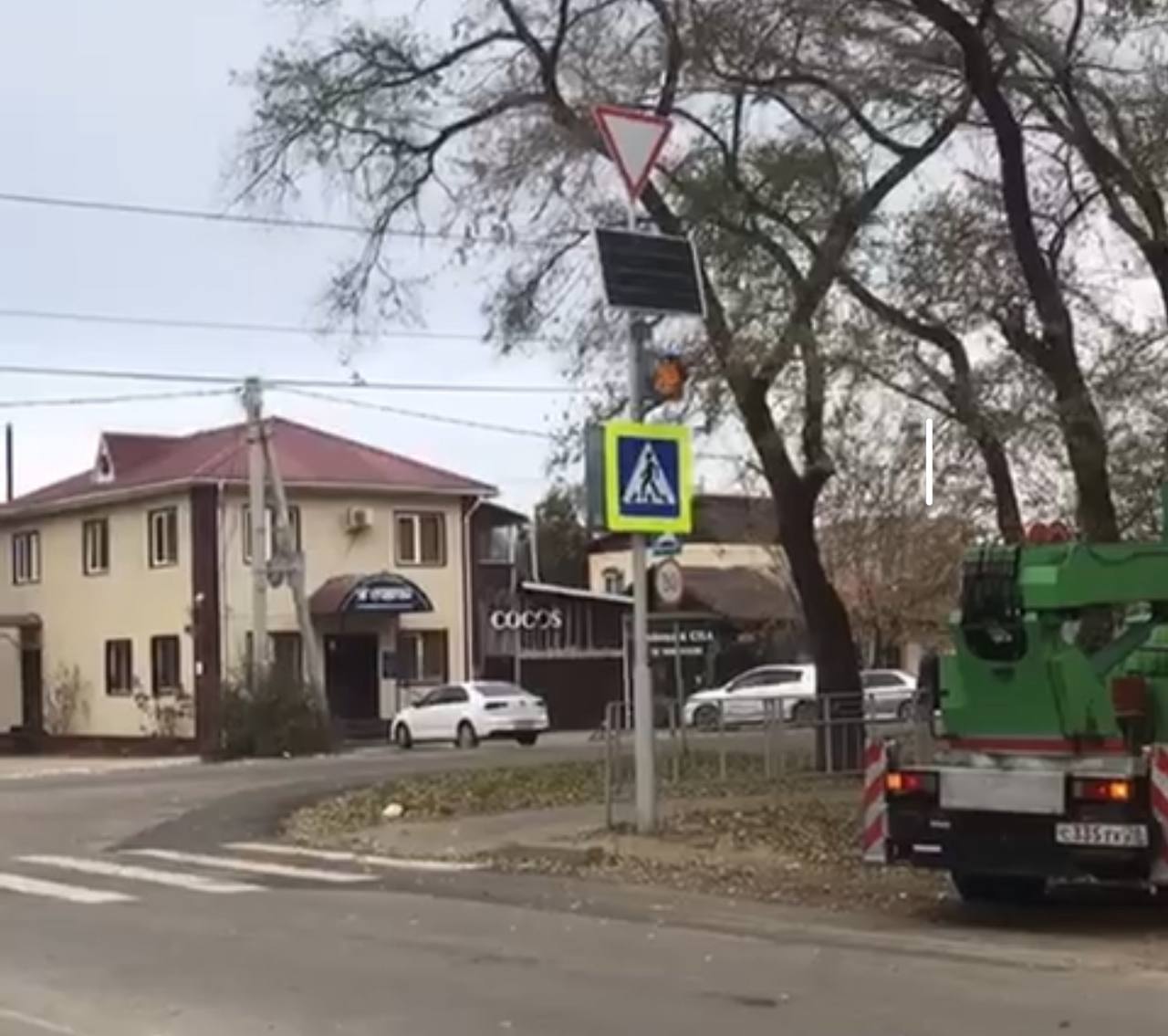 Безопасность одного из школьных маршрутов в Благовещенске усилили новым светофором и «зеброй»