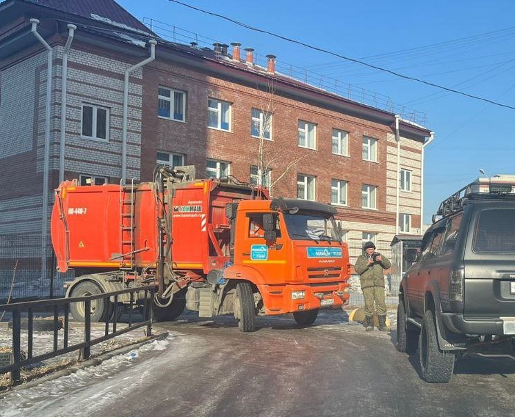 Припаркованные возле мусорных контейнеров автомобили – красный свет для мусоровозов Припаркованные возле мусорных контейнеров автомобили – красный свет для мусоровозов