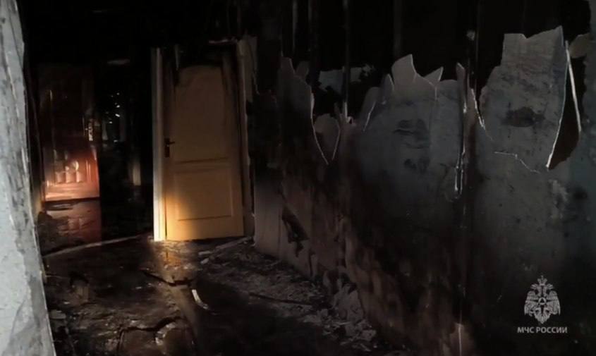 Ночью в здании Благовещенска, которое самовольно было переоборудовано собственником под хостел, случился страшный пожар