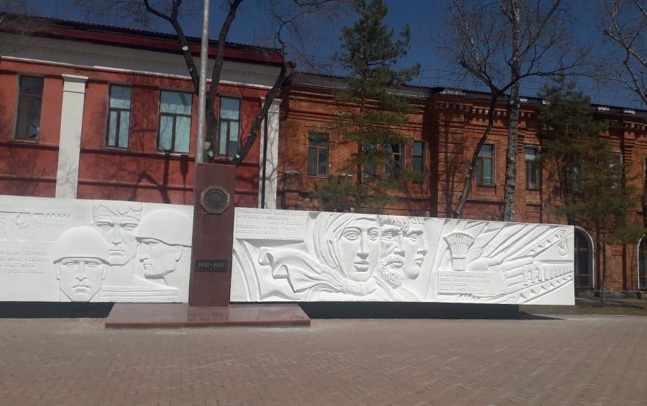 В Благовещенске ко Дню Победы реставрируют памятники