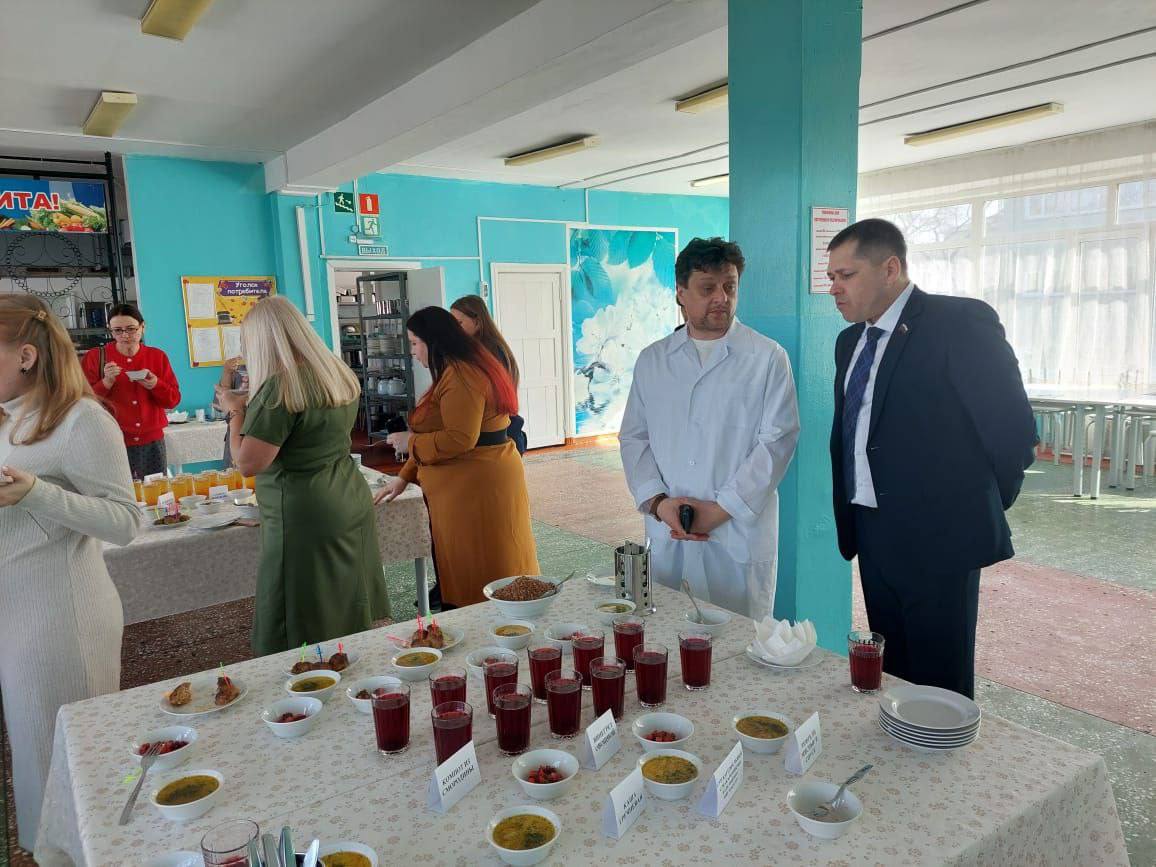 Рейды по школьным столовым проводят депутаты Благовещенской городской думы Рейды по школьным столовым проводят депутаты Благовещенской городской думы
